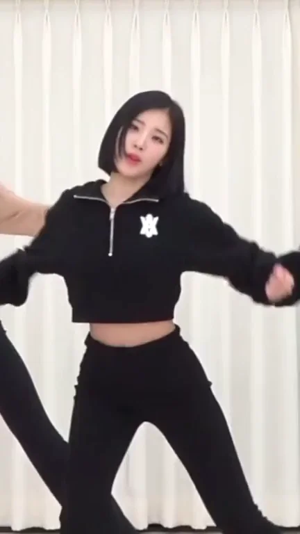 Sohee from ALICE Teases in Tight Black Hoodie and Leggings Dance