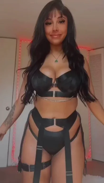 Star Slut in Shiny Black Leather Harness 😍🔥⭐