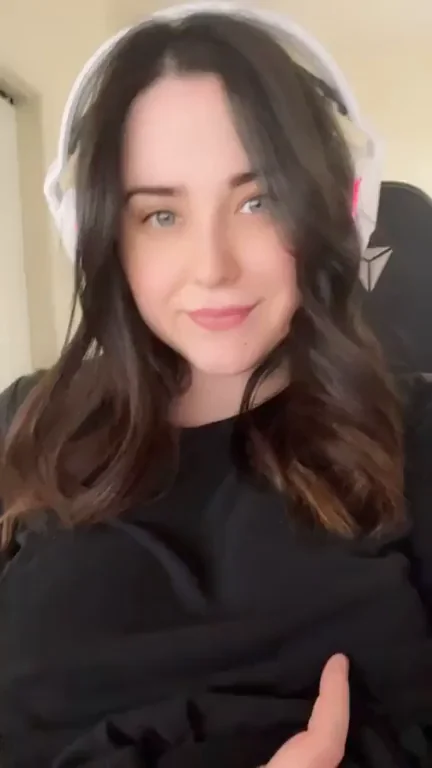 Gamer Girl's Epic Boob Reveal: Bigger Than Your Controller Grip 🤭