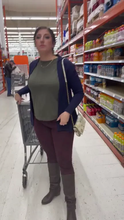 Store Cam Risk: Slutty MILF Flashes Tits in Billion-Camera Aisle