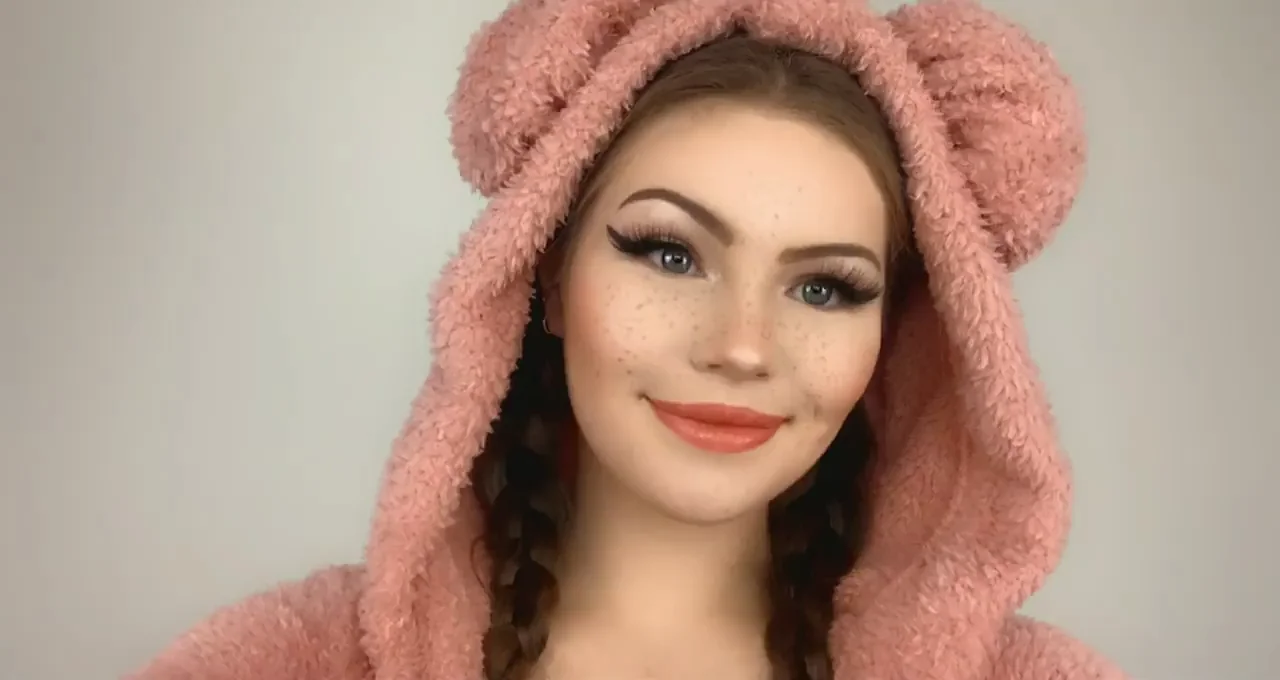 Freckled Cutie’s Bouncy Tiddies & Blushing Smiles ^_^