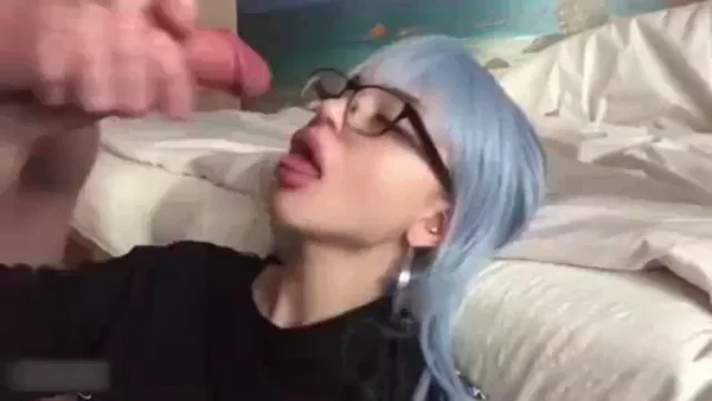 Amateur Babe Taking a Huge Load