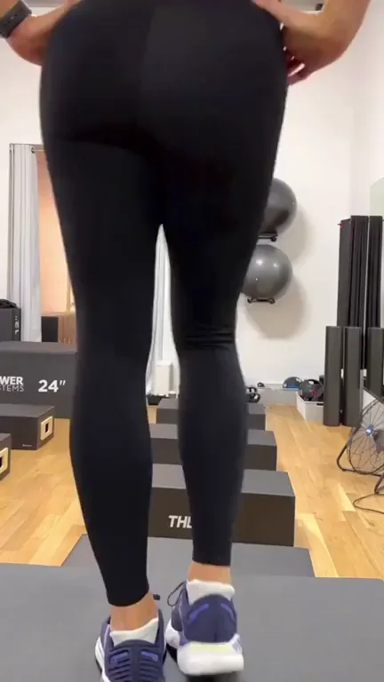 Jennifer Garner's Juicy Yoga Pants Booty Tease 🍑💦