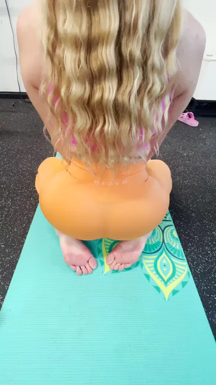 fat cameltoe & a fatter ass