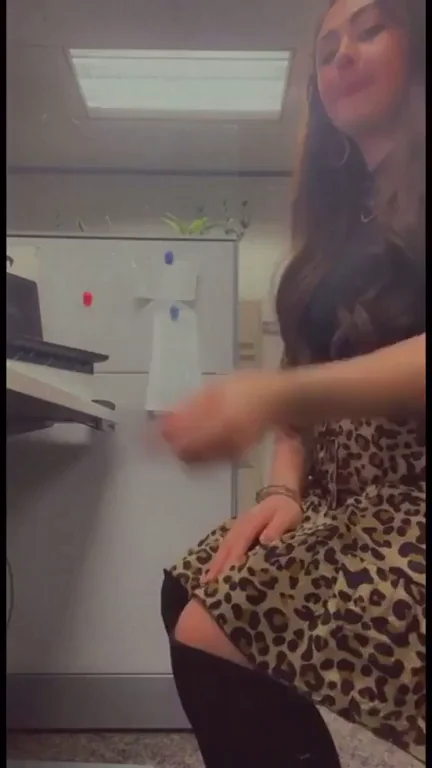 Whoopsie! Office Slut's Leopard Skirt Ass Flash 😈🍑