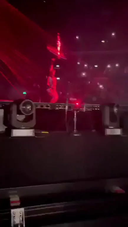 Billie Eilish Teasing Her Juicy Ass on Stage 🔥🍑