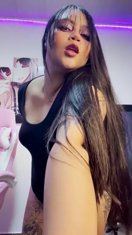 Shy Slut Begs: Eat My Pussy? 😳🍑💦