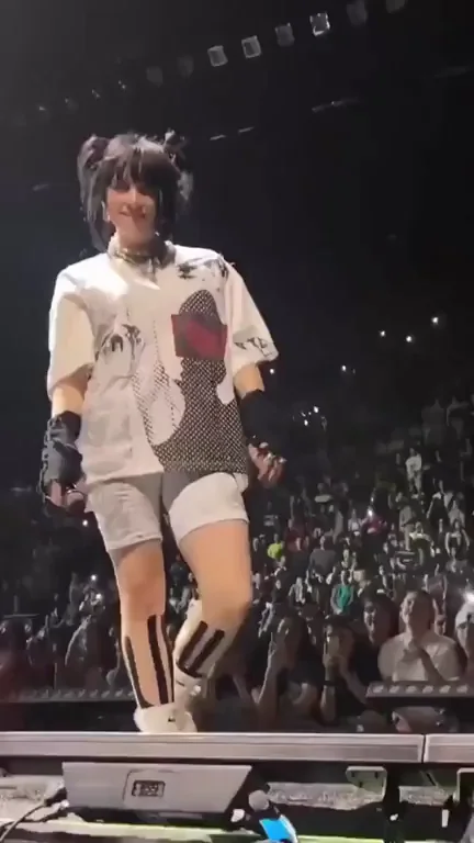 Billie Eilish Squatting & Spreading That Juicy Ass on Stage 🔥🍑