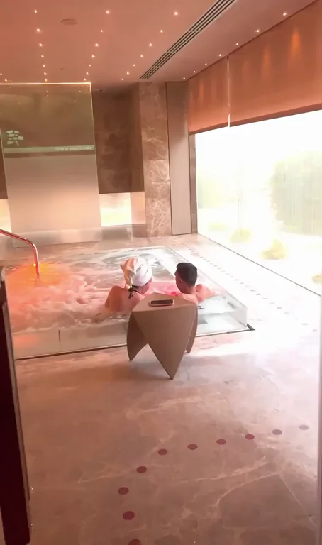 let's do a Spa day together ! I promise you it will be a hot day