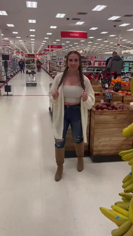 Flashing my tits in public makes me so wet ;)