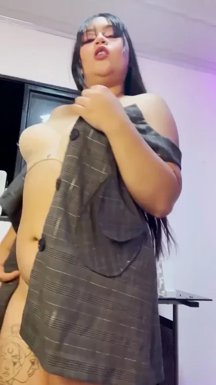 Shy Thick Babe Blushes & Flashes Tits 😳🍑🔥