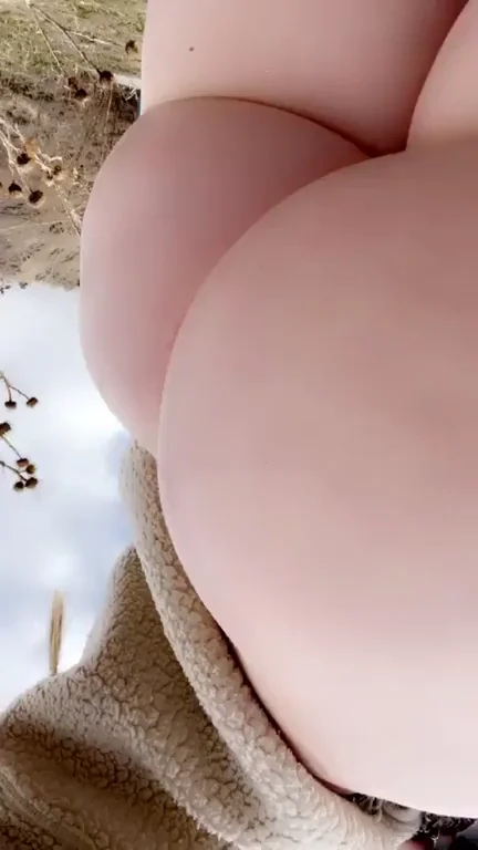 Hope No One Catches Me Shaking My Juicy Ass 😈🍑 [GIF]