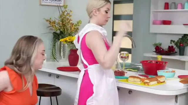 How's Your Mom-Sandwich? Freeuse Kitchen Pound-Fest