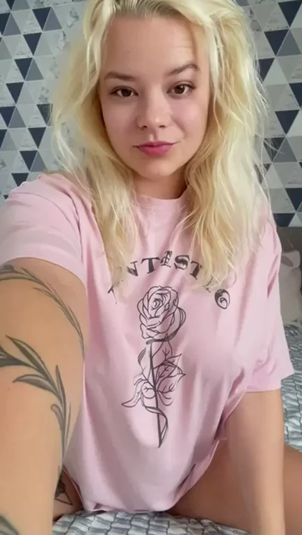 anyone ordere a flat tummy x big tits gal :P [GIF]