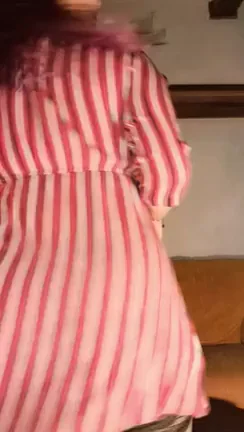 Look at that huge, bouncing butt. Let me tell you a secret. Watch it all the way to the end and you'll see. it's plugged. Heh