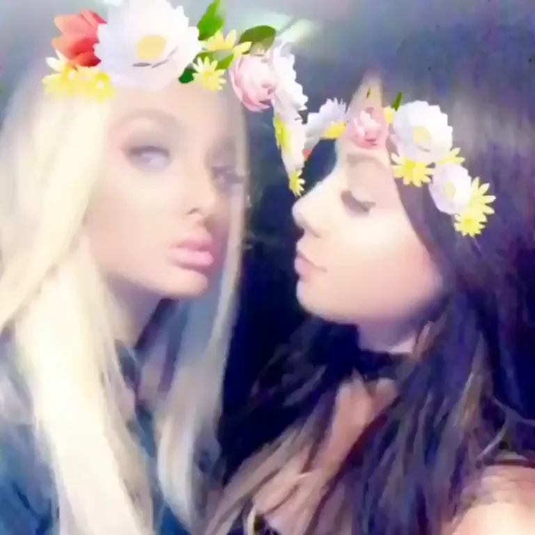 Girls, kissing