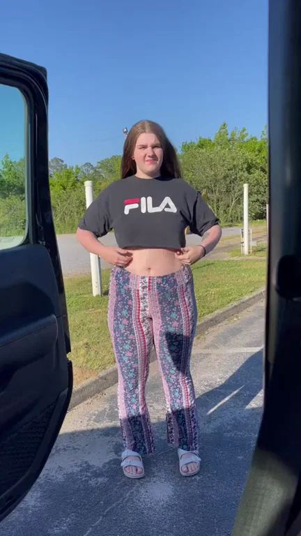 🔥 Thick Slut Flashes Her Juicy Tits in Public Car Park 😈