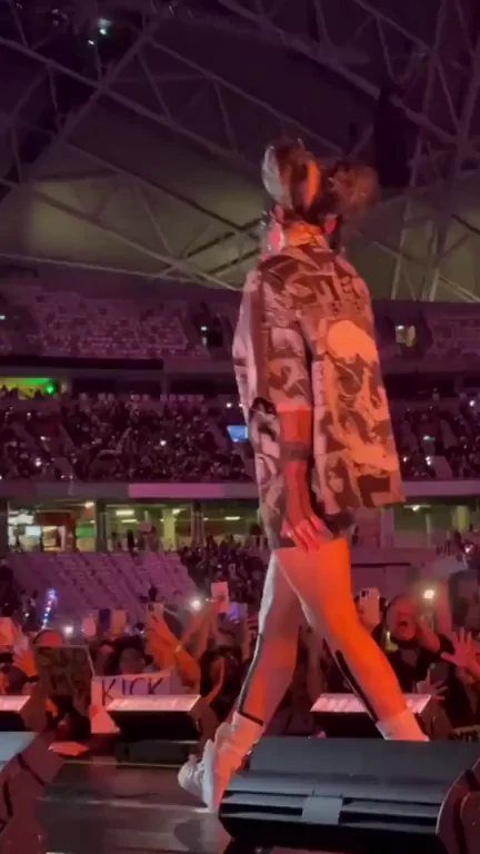 Billie Eilish Dancing Sexy on Stage 💃🔥