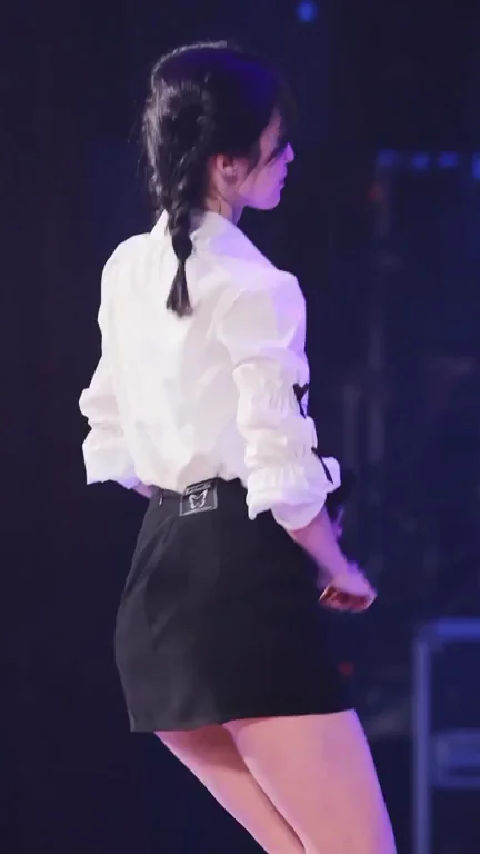 Arin’s Sexy Skirt Tease on Stage 🍑🔥