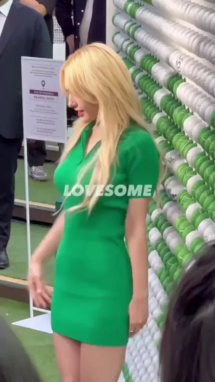 Jeon Somi’s Tight Green Dress Tease 😍🍑💦