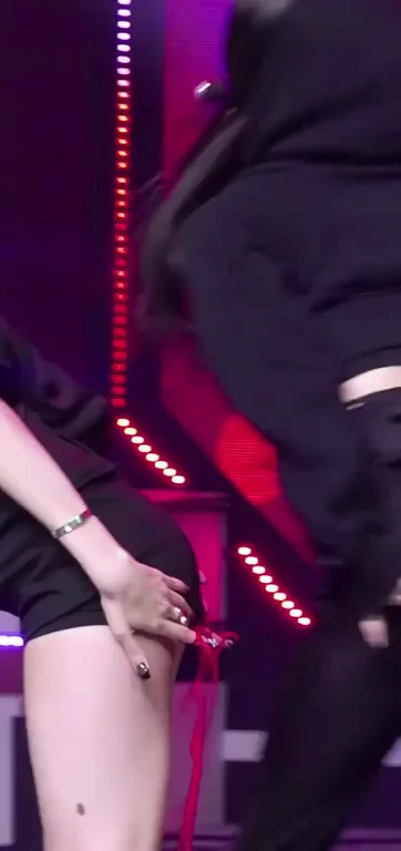 Yunjin from LE SSERAFIM Teasing Ass & Thighs in Tight Shorts 😈🍑🔥