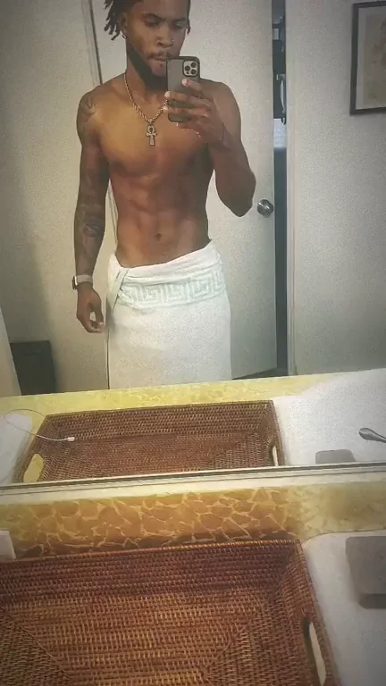 I know where you looking at, you want me to re[m]ove the towel?