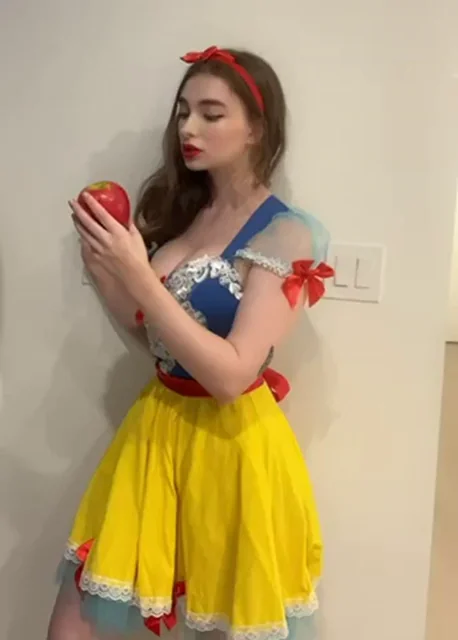 Sexy Snow White Cosplay 🍎👗 Realprettyangel Teases in Slutty Dress
