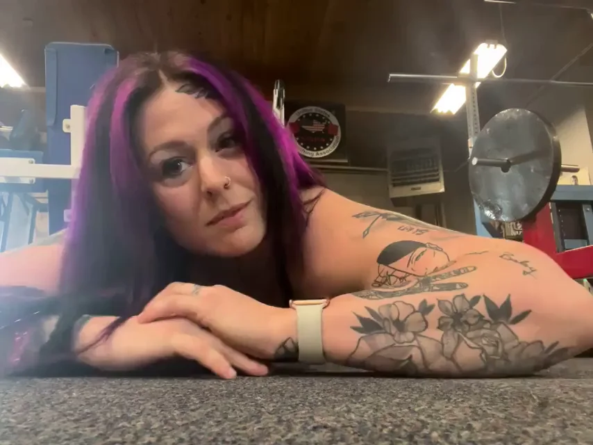 😈 Purple-Haired Gym Slut Teasing Her Risky Rub 😏