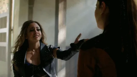 Vanessa Morgan & Ivana Baquero in The Shannara Chronicles [S2E4-2017]