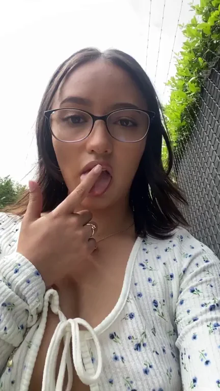 Public places turn me into a horny little girl ;)