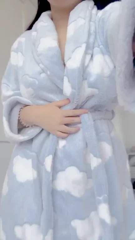 5'3 asian hoping to help your morning wood :)