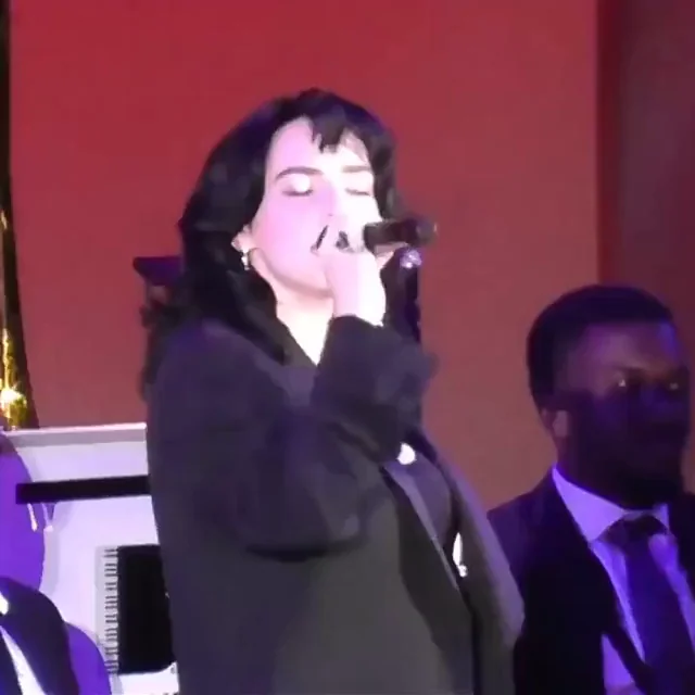Billie Eilish Lookalike Slaying in Sexy Black Stage Outfit 😈🎤