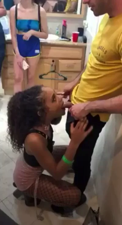 Love a girl who will drop down on her knees and swallow your cock in front of all your friends 😁