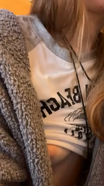 My first time flashing in a busy restaurant [F]