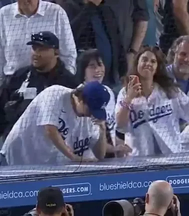 Billie Eilish Dancing Her Slutty Ass at Dodgers Game 🔥⚾🍑