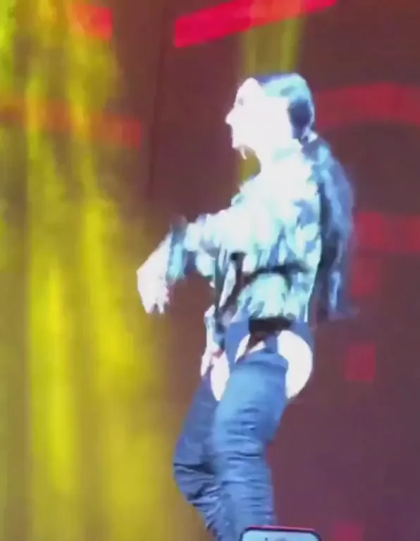 Becky G's Juicy Stage Booty Twerk