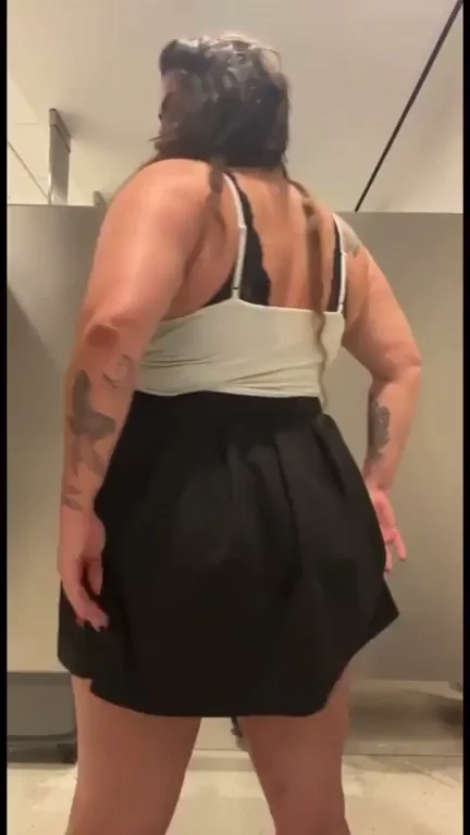 Thick Naughty Coworker Bends Over in Office Stall 🍑💦