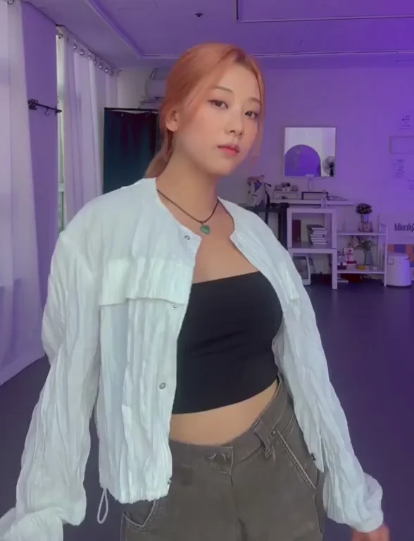 Ex-CLC Seungyeon's Slutty Tease: Redhead K-Pop Curves Unleashed