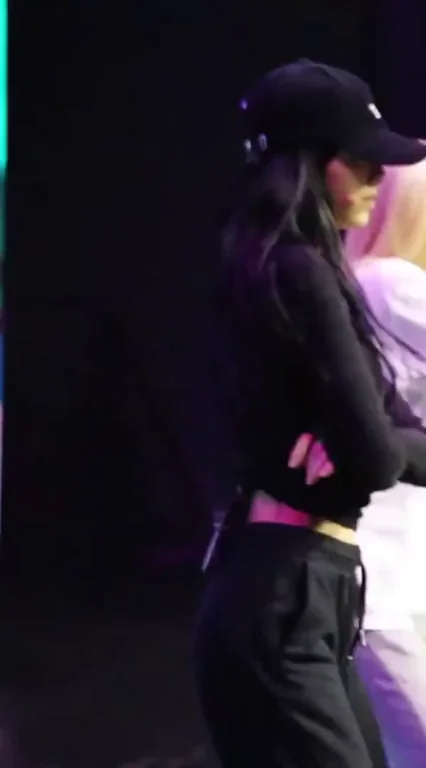 🔥 ITZY Yuna's Juicy Ass Shake in Tight Tracksuit 💦