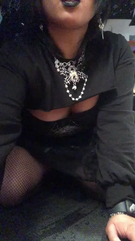 This Filipina goth is ready to get dirty and kinky with ya;)