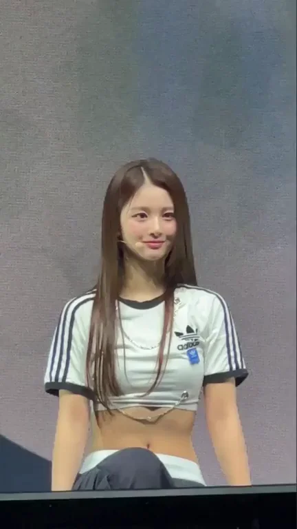 Sullyoon from NMIXX Teasing in Tight Crop Top & Baggy Pants 💦🔥