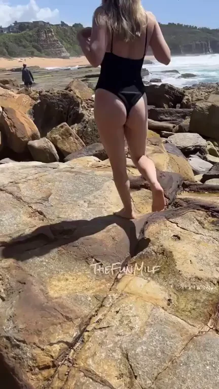 I love knowing that it only people were aware of their surroundings they'd see so many more boobs [GIF]
