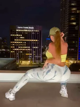 Blonde Thick Ass Twerkin' Queen Knows Her Moves 😈🍑
