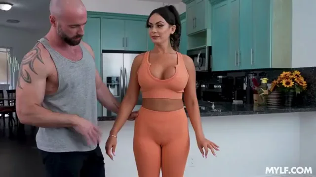 Kiki Klout - Stretching Out The Tightness
