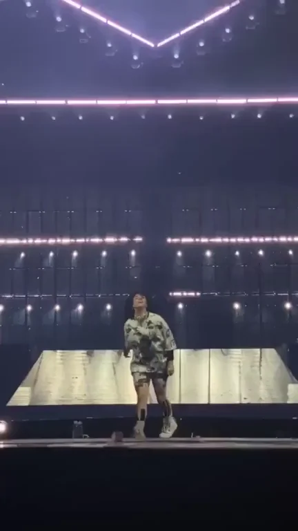 What a booty, Billie!