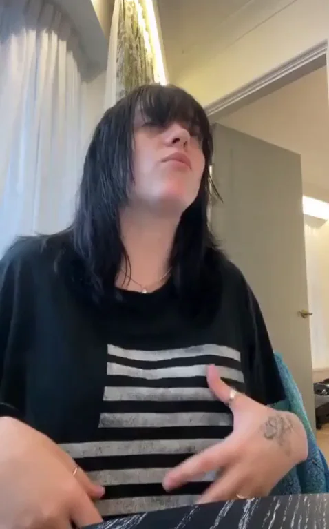 Billie Eilish's Massive Tits Bulging Outta That Oversized Tee 😍🍈🍈