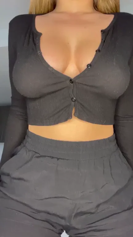 🍈🔥 GIF: Busty Babe's Homegrown Jugs Bouncing Free! 🍈