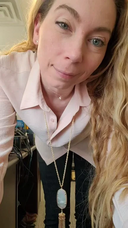 🔥 Charcoal Grey Pants & Soft Pink Tease: 46yo Office Slut Flashes Tits & Ass 💕
