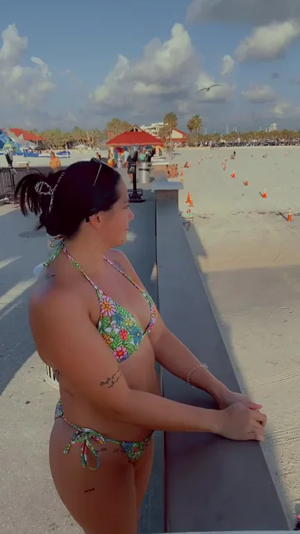 Making her cum on a public boardwalk