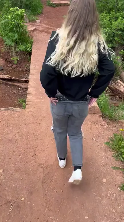 I love showing off my ass outside